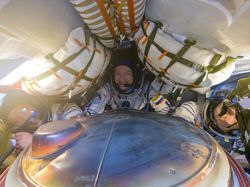 Soyuz Bawa Pulang Tiga Awak ISS Setelah 245 Hari Mengorbit Bumi