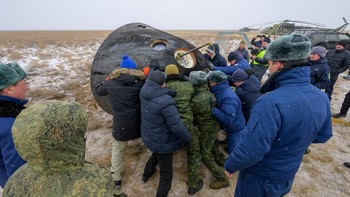 Personel pencarian dan dukungan bekerja di dekat kapsul antariksa Soyuz MS-27 yang membawa astronaut NASA. NASA/Bill Ingalls/Handout via REUTERS