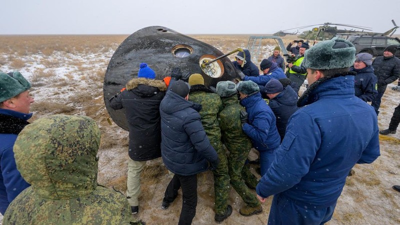 Search and support personnel work near the Soyuz MS-27 space capsule carrying NASA astronaut Jonny Kim, Roscosmos cosmonauts Sergey Ryzhikov and Alexey Zubritskiy, who returned from the International Space Station (ISS) in a remote area near Zhezkazgan, Kazakhstan, December 9, 2025. NASA/Bill Ingalls/Handout via REUTERS ATTENTION EDITORS - THIS IMAGE HAS BEEN SUPPLIED BY A THIRD PARTY. MANDATORY CREDIT.
