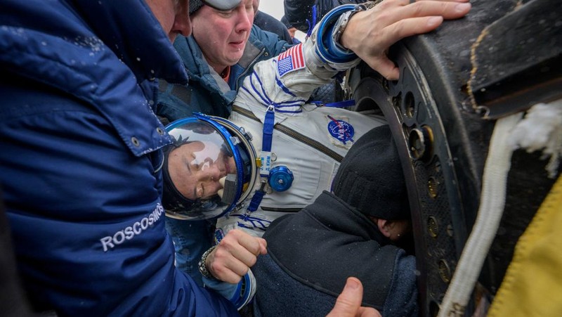 NASA astronaut Jonny Kim receives assistance from specialists while getting out of the Soyuz MS-27 space capsule upon returning from the International Space Station (ISS) together with Roscosmos cosmonauts Sergey Ryzhikov and Alexey Zubritskiy in a remote area near Zhezkazgan, Kazakhstan, December 9, 2025. NASA/Bill Ingalls/Handout via REUTERS ATTENTION EDITORS - THIS IMAGE HAS BEEN SUPPLIED BY A THIRD PARTY. MANDATORY CREDIT.
