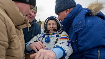 Kosmonot Roscosmos Sergey Ryzhikov menerima bantuan dari para spesialis saat keluar dari kapsul antariksa Soyuz MS-27 sekembalinya dari Stasiun Luar Angkasa Internasional (ISS). NASA/Bill Ingalls/Handout via REUTERS