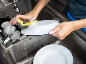 Bau Amis Ikan Nempel di Piring? Coba 6 Bahan Dapur Ini, Dijamin Hilang