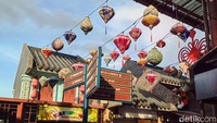 Dekorasi lampion merah, arsitektur tradisional Tiongkok, hingga detail ornamen khas era Shanghai lawas membuat siapa pun serasa sedang berjalan di luar negeri.