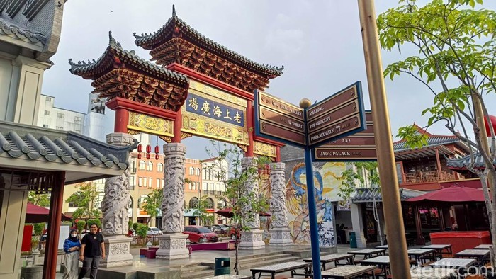 Old Shanghai di kawasan Sedayu City, Jakarta Timur, kini menjadi salah satu destinasi favorit para pencinta foto dan pemburu suasana klasik. Mengusung konsep vintage ala Shanghai tempo dulu, kawasan ini menghadirkan atmosfer khas Chinatown yang langsung menyapa begitu pengunjung melintasi gerbang megahnya.
