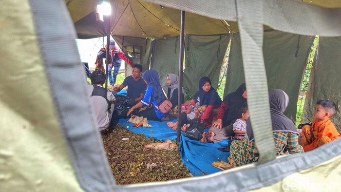 Suara Alat Berat dan Doa Pengungsi Longsor Lereng Gunung Sinapeul
