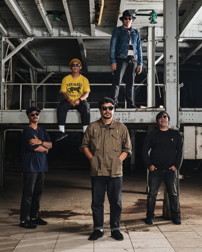 Teenage Death Star menggalang dana untuk korban bencana di Sumatera melalui media sosial. Mereka mengajak penggemar beramal dengan pesan tulus.