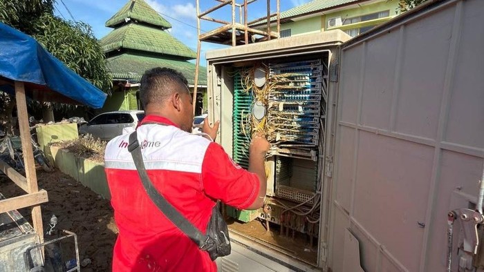 Lebih dari 62 ribu perangkat telekomunikasi terdampak akibat banjir dan tanah longsor di Aceh, Sumatera Utara, dan Sumatera Barat.