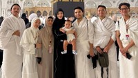 Aaliyah Massaid juga mengungkapkan kebahagiaannya dalam umrah kali ini. Alhamdulillah umrah kebersamaan kali ini bersama, tulisnya. (Foto: dok Instagram aaliyah.massaid)