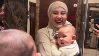 Momen Aaliyah Massaid dan anaknya difoto Thariq Halilintar di lift. (Foto: dok Instagram thariqhalilintar)