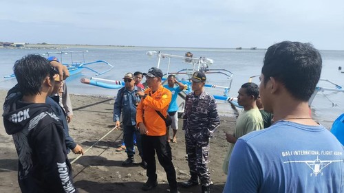 Evakuasi tiga nelayan yang sempat hilang perairan Sumberkima, Kecamatan Gerokgak, Kabupaten Buleleng, Selasa (9/12/2025).