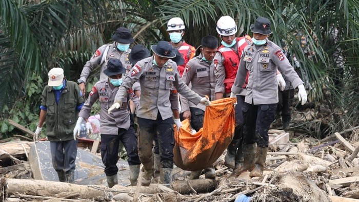 Brimob Polda Riau Evakuasi Jasad Wanita Korban Banjir Bandang di Agam