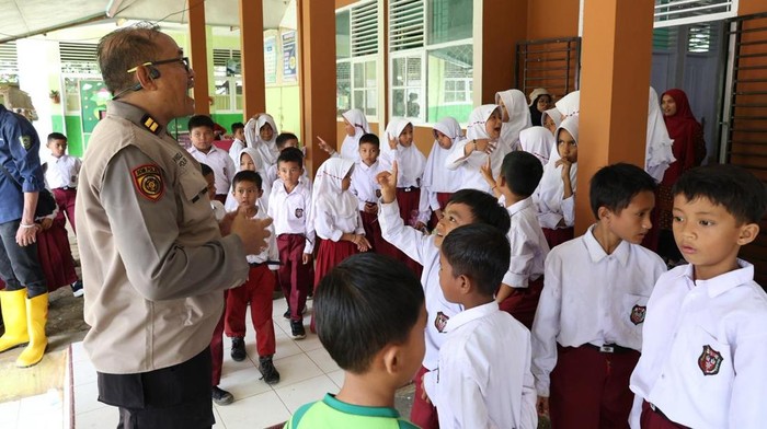 Guru Antar Soal Ujian ke Siswa SD di Agam yang Terisolasi karena Bencana