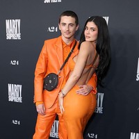 Sementara itu, Chalamet hadir serasi dengan setelan kulit oranye dan sepatu bot senada. Pemeran Marty Mauser dalam film tersebut juga terlihat mengenakan tas kecil model selempang berbentuk raket tenis meja. (Foto: Getty Images)