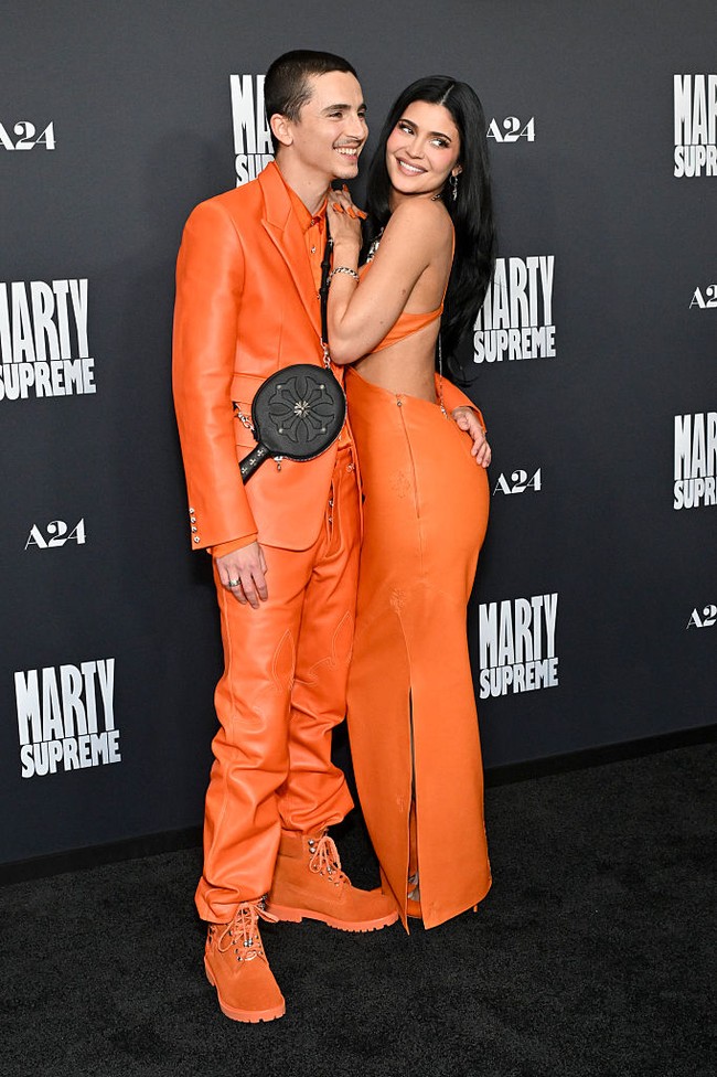 Kylie Jenner mendampingi Timothée Chalamet saat menghadiri pemutaran perdana film terbarunya, ‘Marty Supreme’ di Los Angeles, Amerika Serikat, pada Senin (8/12/2025). (Foto: Getty Images)