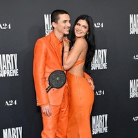 Makna Busana Serasi Oranye Timothee Chalamet & Kylie Jenner yang Jadi Sorotan