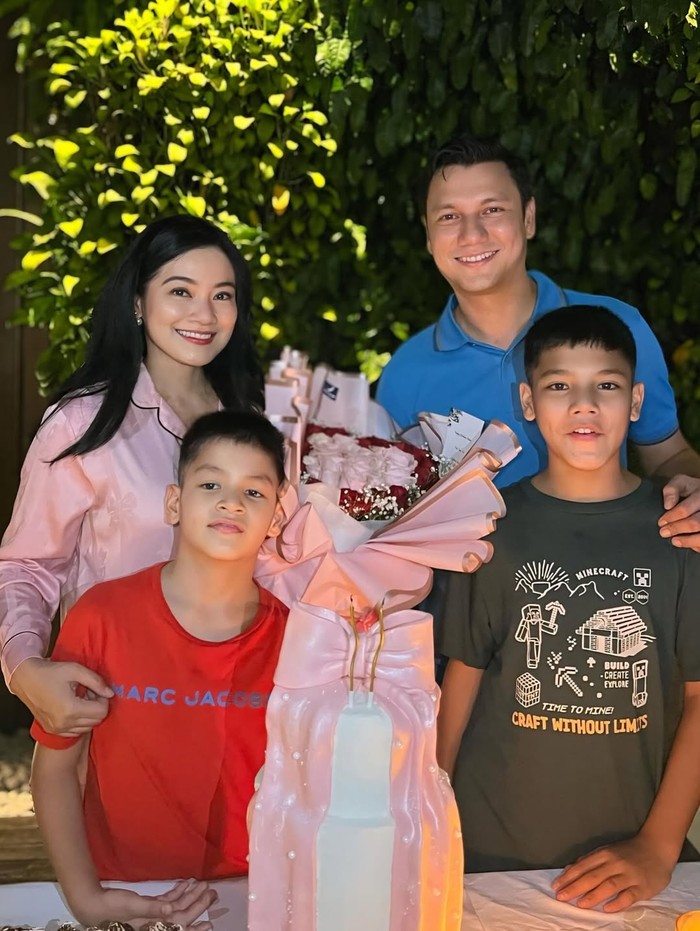 Titi Kamal Rayakan Ultah di Rumah, Dapat Banyak Kue Cantik!