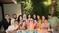 Punya halaman rumah yang luas dan asri, spot ini jadi tempat Titi Kamal dan teman-temannya merayakan ulang tahunnya pada malam hari. Foto: Instagram @titi_kamall