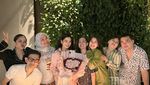 Titi Kamal Rayakan Ultah di Rumah, Dapat Banyak Kue Cantik!
