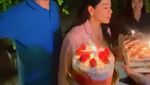 Titi Kamal Rayakan Ultah di Rumah, Dapat Banyak Kue Cantik!
