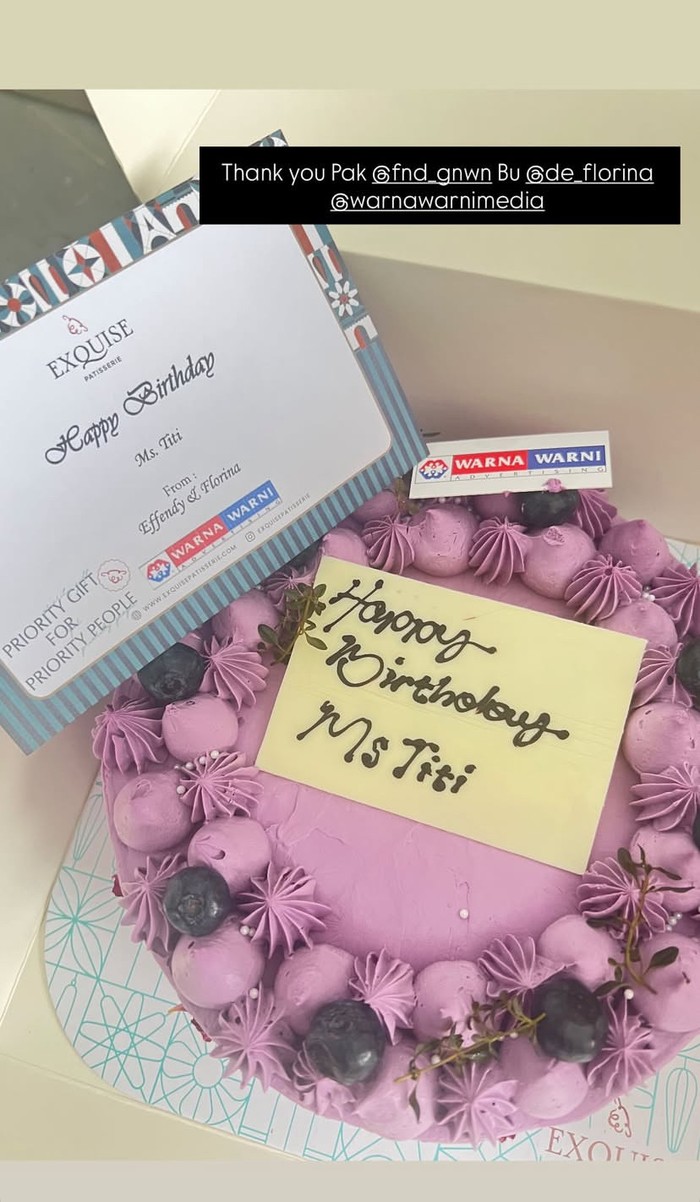 Titi Kamal Rayakan Ultah di Rumah, Dapat Banyak Kue Cantik!