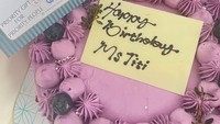 Lewat unggahan Instagram Storynya, wanita yang memiliki nama asli Kurniati Kamalia ini turut mengunggah foto kue yang diberikan oleh kolega. Foto: Instagram @titi_kamall