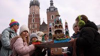 Anak-anak hingga seniman profesional mempresentasikan karya mereka, menciptakan suasana meriah yang memadukan kreativitas modern dan akar tradisi Natal Krakow. Foto: REUTERS/Kuba Stezycki