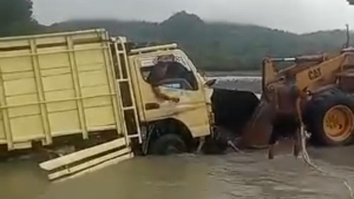 Truk kayu yang terjebak di Kali Bonpo, Desa Honuk, Kecamatan Amfoang Barat Laut, Kabupaten Kupang, NTT, ditarik pakai alat berat loader, Selasa (9/12/2025).