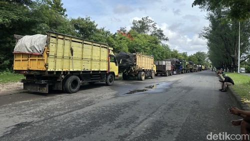 Truk sampah yang menganti masuk ke TPA Suwung, Denpasar, Selasa (9/12/2025). (Dinda Anatasya/detikBali)