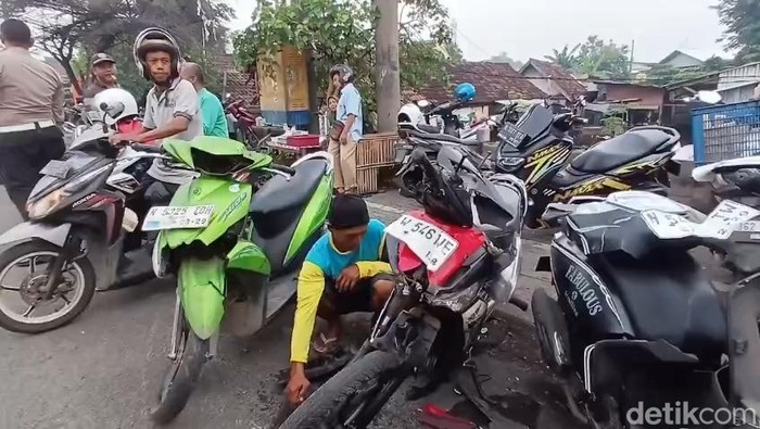 Truk Tabrak Deretan Motor Parkir di Pasar Gondanglegi Pasuruan, 2 Luka
