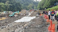 Foto: Upaya perbaikan Lembah Anai terus dilakukan agar jalan yang merupakan jalur vital ini bisa segera digunakan. (Jeka Kampai/detikSumut)