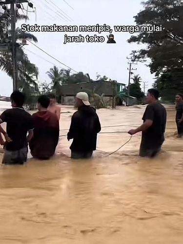 Viral di TikTok! Jalur Aceh–Medan Lumpuh Total Diterjang Banjir Langsa–Kuala Simpang Perjalanan pria dari Aceh ke Medan terhenti total akibat banjir parah (Langsa-Kuala Simpang). Ia rekam arus deras, rumah jebol, hingga warga terpaksa tidur di atas truk. Logistik menipis. Unggahan tersebut langsung viral di TikTok.
