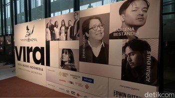 Erwin Gutawa beraksi menjadi konduktor di pertunjukan orkestra Symphonesia yang digelar di Graha Bhakti Budaya, Taman Ismail Marzuki, Jakarta pada 9 Desember 2025. Foto: Virgina Maulita Putri/detikINET