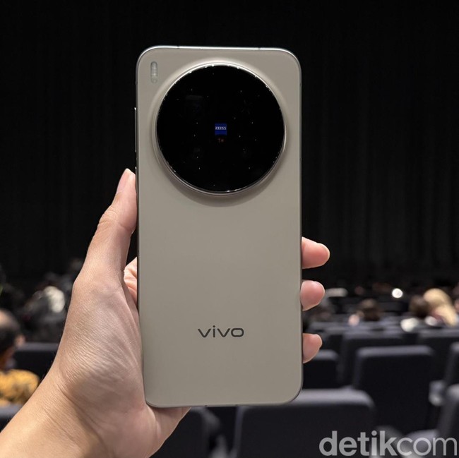 Aksi Orkestra Erwin Gutawa yang Ekspresif dalam Jepretan Vivo X300 Pro