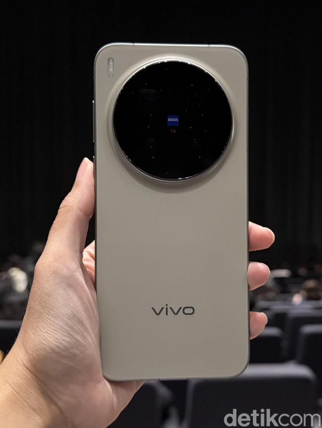 Aksi Orkestra Erwin Gutawa yang Ekspresif dalam Jepretan Vivo X300 Pro