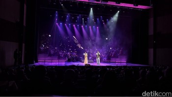 Konser ini diselenggarakan oleh Erwin Gutawa Orchestra yang berkolaborasi dengan sejumlah penampil, termasuk Rahmania Astrini dan Adrian Khalif yang ada di foto ini. Foto ini diambil menggunakan zoom 1x. Foto: Virgina Maulita Putri/detikINET