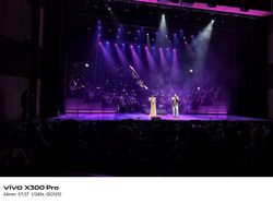 Aksi Orkestra Erwin Gutawa yang Ekspresif dalam Jepretan Vivo X300 Pro