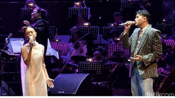 Zoom 10x menggunakan kamera Vivo X300 Pro bikin penonton ikut merasakan emosi di wajah Rahmania dan Adrian saat bernyanyi. Foto: Virgina Maulita Putri/detikINET