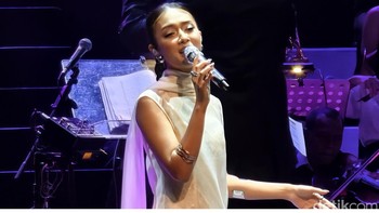 Makin dekat lagi melihat paras cantik Rahmania dengan zoom 20x. Foto: Virgina Maulita Putri/detikINET