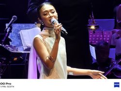 Aksi Orkestra Erwin Gutawa yang Ekspresif dalam Jepretan Vivo X300 Pro