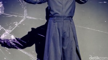 Penampilan penyanyi muda Barsena Bestandhi yang muncul dari belakang panggung bisa terlihat jelas berkat kemampuan zoom Vivo X300 Pro. Foto: Virgina Maulita Putri/detikINET