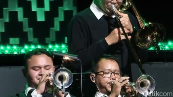 Bahkan brass section yang berada di baris paling belakang juga bisa dipotret tanpa blur. Vivo X300 Pro dilengkapi Pro Imaging Chip VS1 yang memproses data RAW untuk memastikan detail, gradasi warna, dan tekstur terlihat alami dan mendekati apa yang dilihat mata manusia. Foto: Virgina Maulita Putri/detikINET