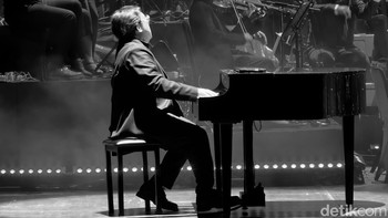 Erwin Gutawa ikut memainkan piano di salah satu lagu. Foto ini diambil dengan zoom 10x menggunakan filter B&W. Foto: Virgina Maulita Putri/detikINET