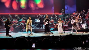 Penampilan Barasuara membawakan lagu-lagu dari album terbarunya bikin penonton kembali bersemangat. Mereka juga membawakan lagu Pancarona yang ada di soundtrack film Sore: Istri dari Masa Depan. Foto: Virgina Maulita Putri/detikINET