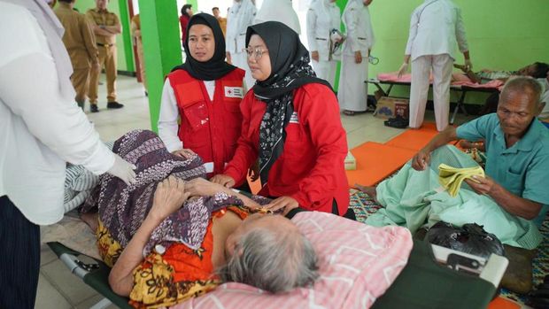 Wali Kota Pontianak, Edi Rusdi Kamtono jenguk pengungsi terdampak banjir. (Prokopim Pontianak) Wali Kota Pontianak, Edi Rusdi Kamtono jenguk pengungsi terdampak banjir. (Prokopim Pontianak)