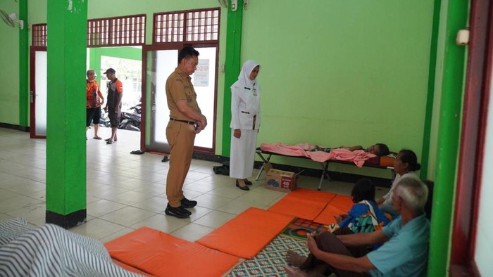 Wali Kota Pontianak, Edi Rusdi Kamtono jenguk pengungsi terdampak banjir. (Prokopim Pontianak)