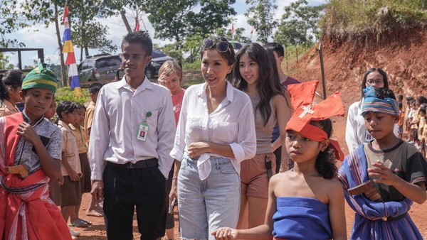 Wanda Ponika Donasi Penjualan Berlian untuk Sekolah di NTT