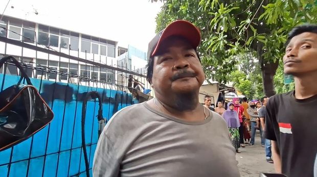 Wandi (51) yang menjadi saksi kebakaran di Jakpus (Belia/detikcom) Wandi (51) yang menjadi saksi kebakaran di Jakpus (Belia/detikcom)