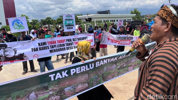 Warga Banyumas Desak Tambang Granit di Bukit Jenar Ditutup Total