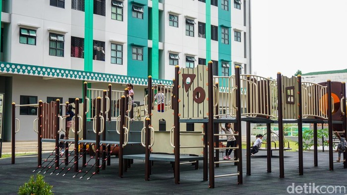 Warga TPU Menteng Pulo II resmi menempati hunian baru mereka di Rusun Jagakarsa, Jakarta Selatan, pada Selasa (9/12/2025). Relokasi ini menjadi langkah penting Pemerintah Provinsi DKI Jakarta untuk menyediakan tempat tinggal yang lebih aman dan layak bagi warga yang selama ini tinggal di sekitar kawasan makam tersebut.