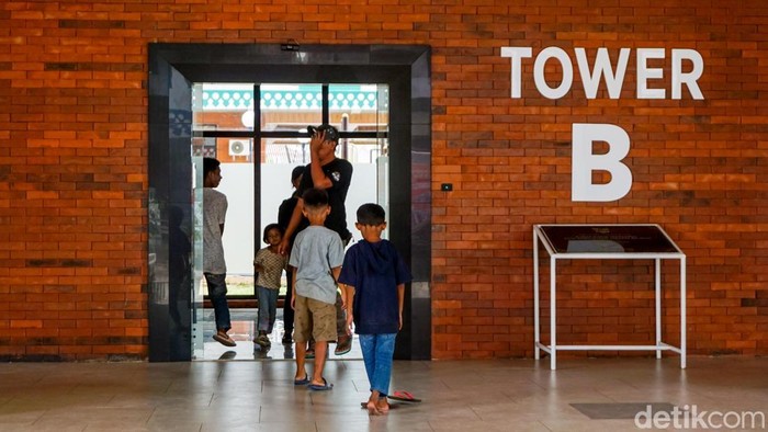 Warga TPU Menteng Pulo II resmi menempati hunian baru mereka di Rusun Jagakarsa, Jakarta Selatan, pada Selasa (9/12/2025). Relokasi ini menjadi langkah penting Pemerintah Provinsi DKI Jakarta untuk menyediakan tempat tinggal yang lebih aman dan layak bagi warga yang selama ini tinggal di sekitar kawasan makam tersebut.